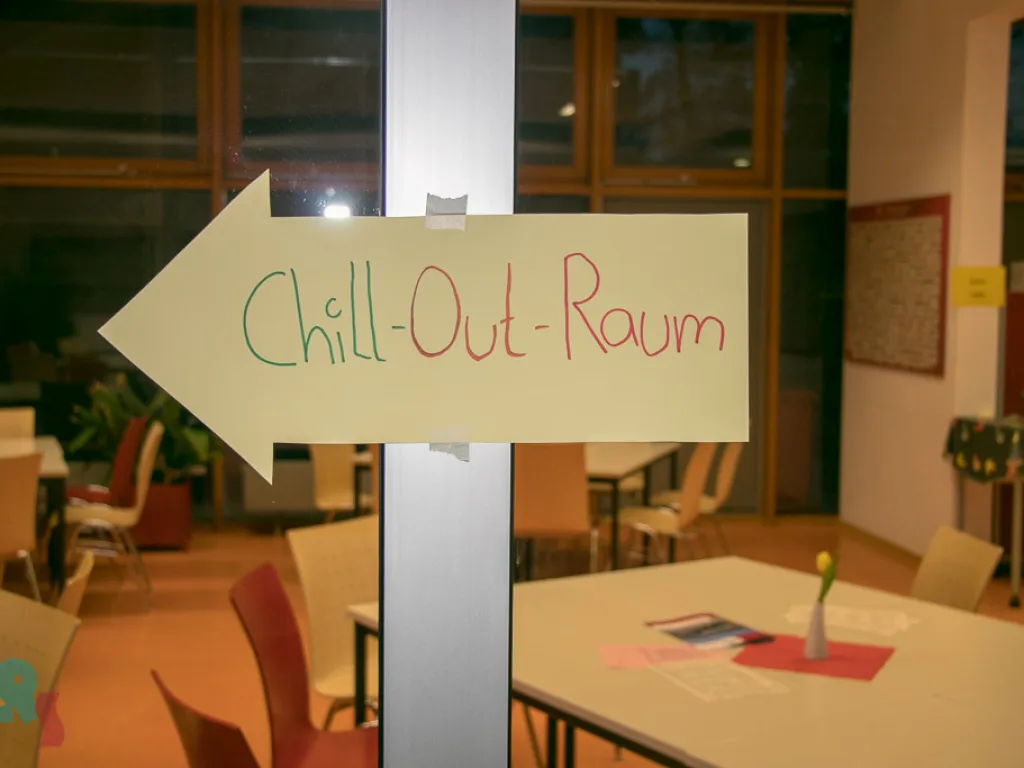 Pfeil-Schild mit der Aufschrift „Chill-Out-Raum“.